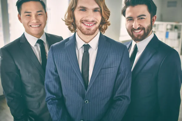 Drei glückliche Geschäftsleute — Stockfoto