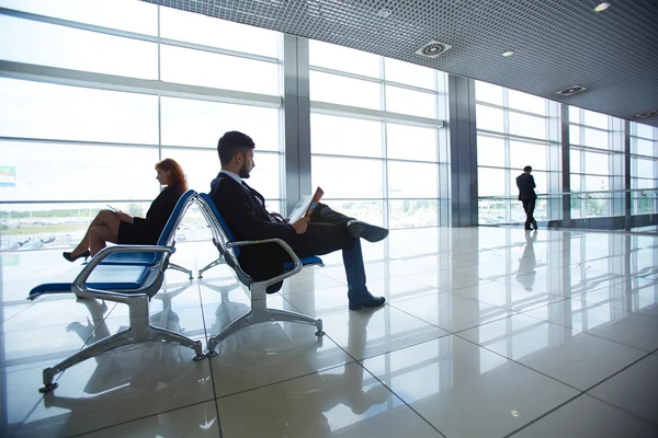 Pasajeros esperando el vuelo —  Fotos de Stock