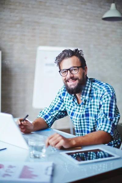 Jovem empresário em casualwear — Fotografia de Stock