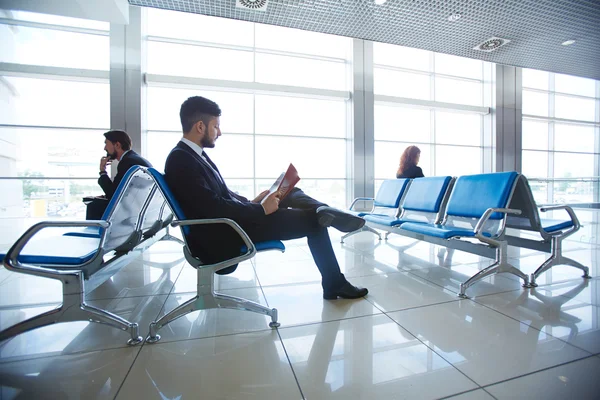 Persone in sala d'attesa — Foto Stock