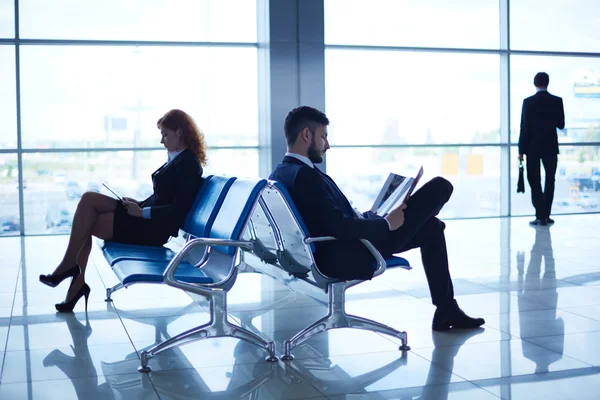 Geschäftsleute lesen Periodika — Stockfoto