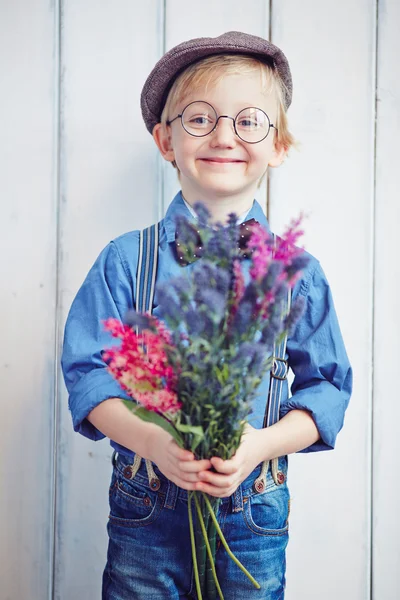 野生の花の小さな男の子 — ストック写真