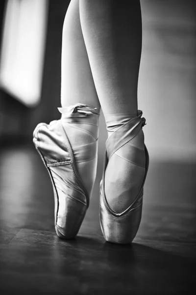 Ноги танцующей девушки — стоковое фото