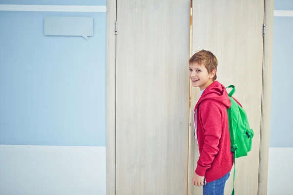 Feliz colegial con mochila — Foto de Stock