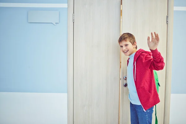 Gelukkig schooljongen met rugzak — Stockfoto