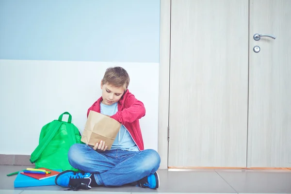 Schoolboy unpacking his lunch — Stock Photo, Image