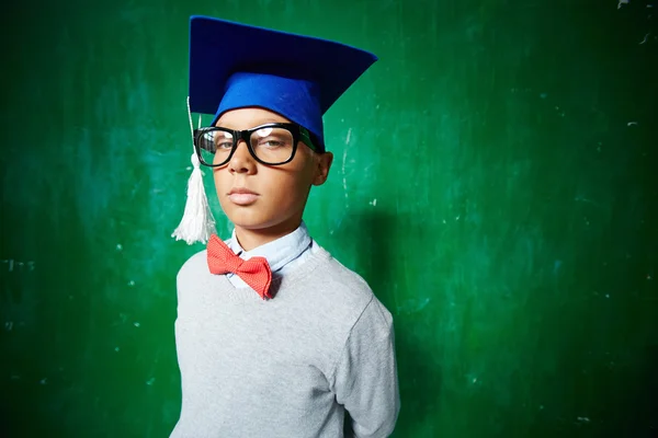 Aluno em chapéu de formatura — Fotografia de Stock