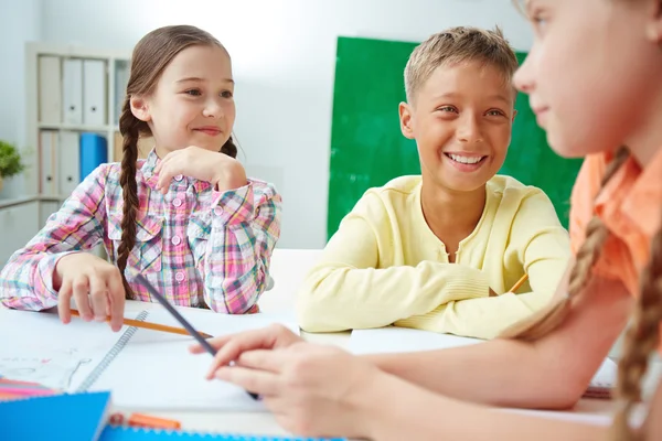 Grupp av bedårande skolkamrater — Stockfoto