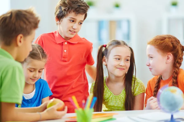 Přátelský rozhovor schoolkids — Stock fotografie