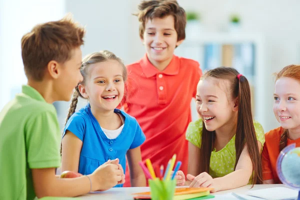 Radostné schoolkids mluví — Stock fotografie