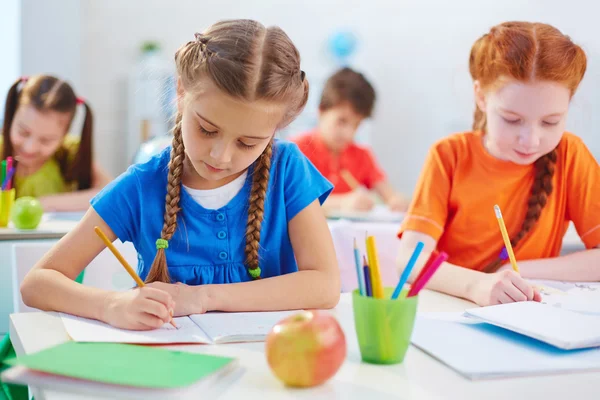 Schulmädchen zeichnen im Unterricht — Stockfoto