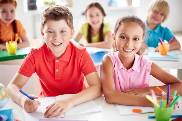 Pequenos amigos da escola — Fotografia de Stock