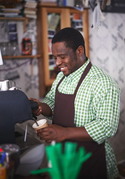 Verkäufer verkauft Kaffee — Stockfoto