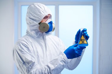 Biohazard sıvı laboratuarında olan bilim adamı
