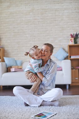 çocuk ile oynayan kadın