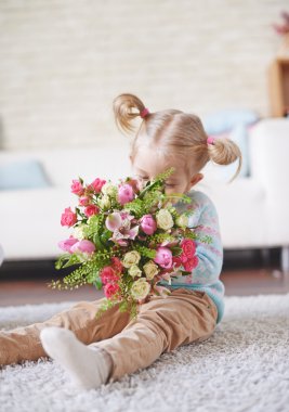 kokulu çiçekler çocuk