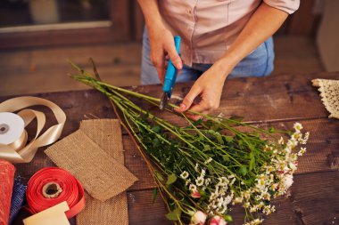Buket üzerinde çalışan kadın