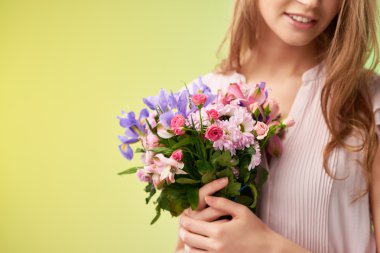 bahar çiçekleri olan kadın