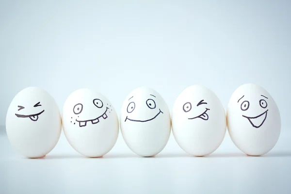 Яйця зі смішними обличчями — стокове фото