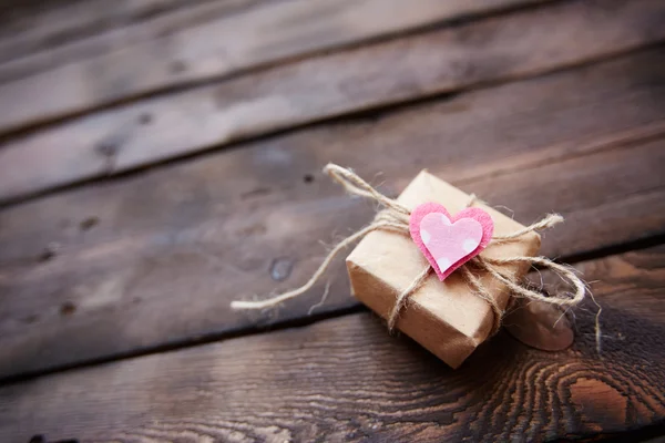 Geschenkbox mit rosa Herz — Stockfoto