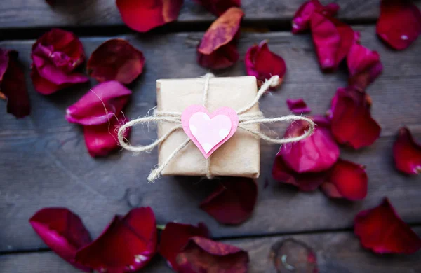 Geschenkdoos met decoratieve hart — Stockfoto