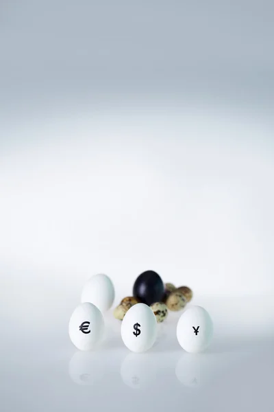 Starke Währungen auf Eiern — Stockfoto