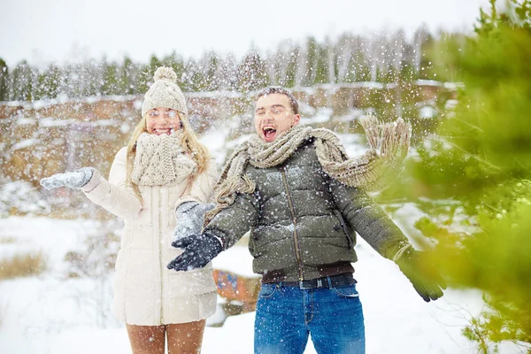 Portrait of couple in snowfall — Stock Photo, Image