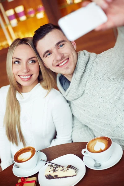 Ragazzo e ragazza prendendo selfie — Foto Stock