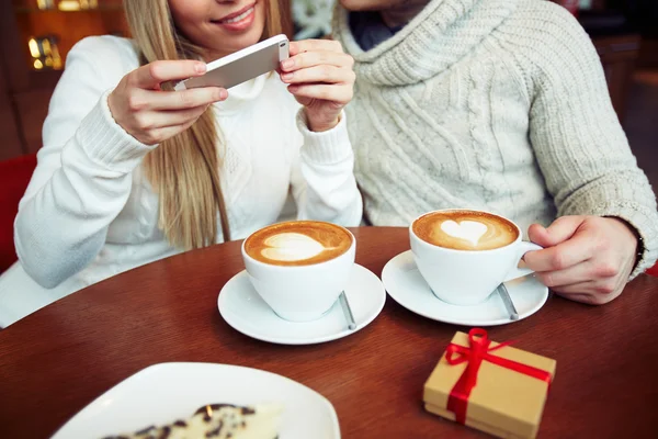 Trascorrere del tempo in un caffè — Foto Stock