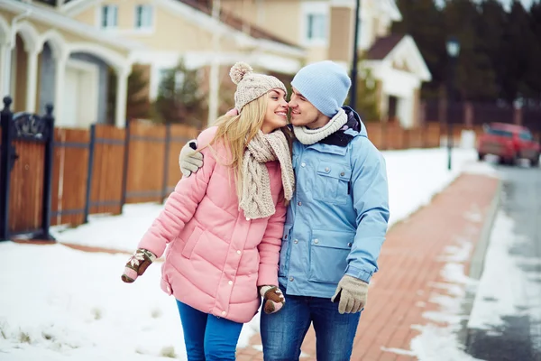 Jonge geliefden lopen — Stockfoto