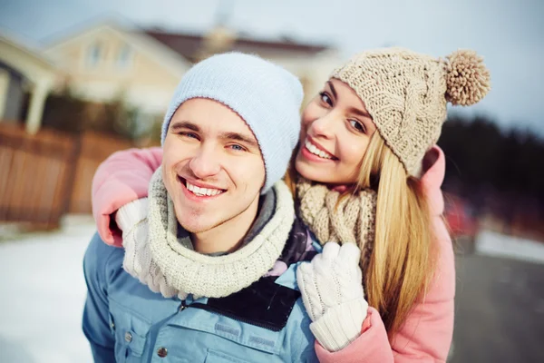 Guy e menina em winterwear — Fotografia de Stock
