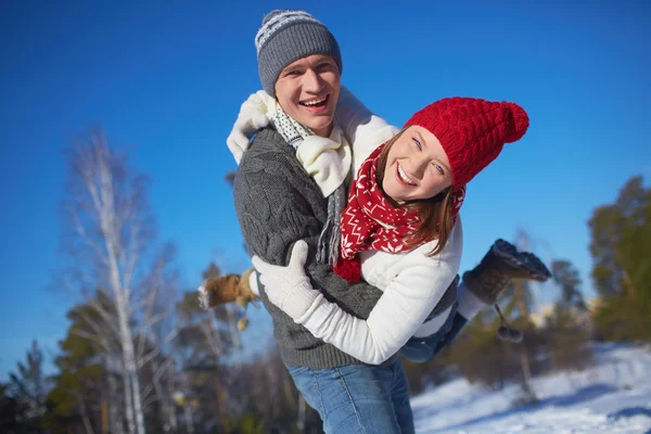 Chica alegre y chico — Foto de Stock