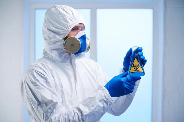 Wissenschaftler mit Biohazard-Flüssigkeit im Labor — Stockfoto