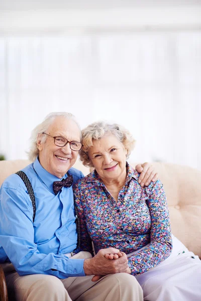 Pareja de pensionistas elegantes — Foto de Stock