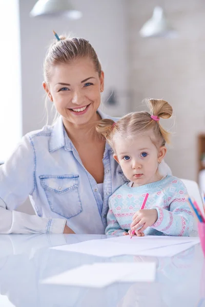 Mother and daughter drawing — Stock Photo, Image