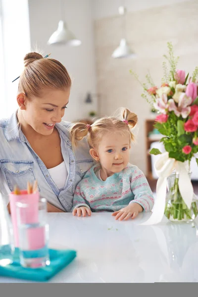 Junge Frau und ihre Tochter — Stockfoto