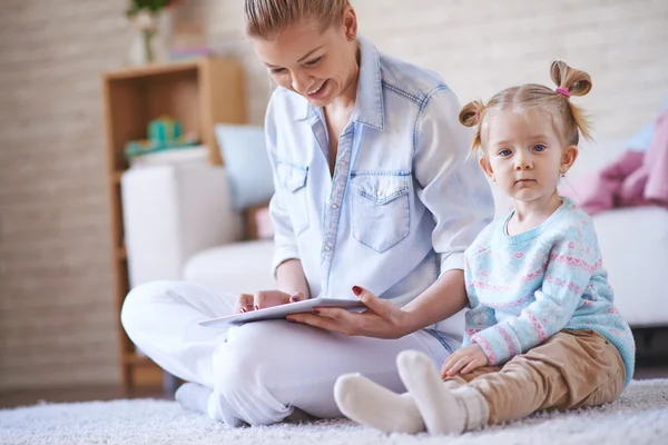 Ragazza e sua madre a casa — Foto Stock