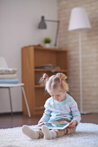 Piccolo bambino moderno — Foto Stock