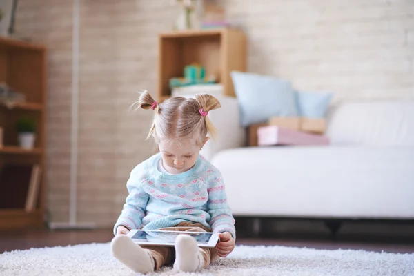 Bambino con touchpad — Foto Stock