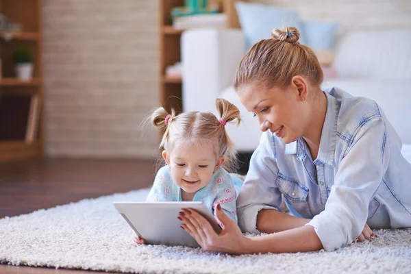 Child and mother with tablet — Stock Photo, Image