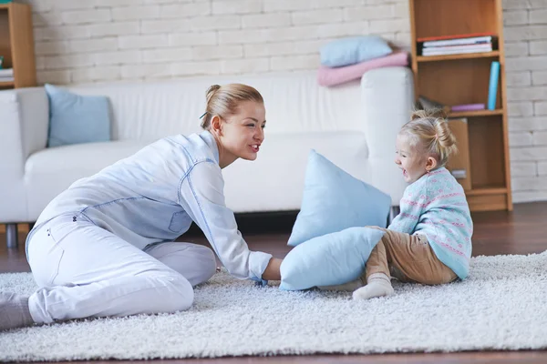 Vrouw spelen met dochter — Stockfoto