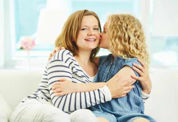 Mädchen küsst ihre Mutter — Stockfoto