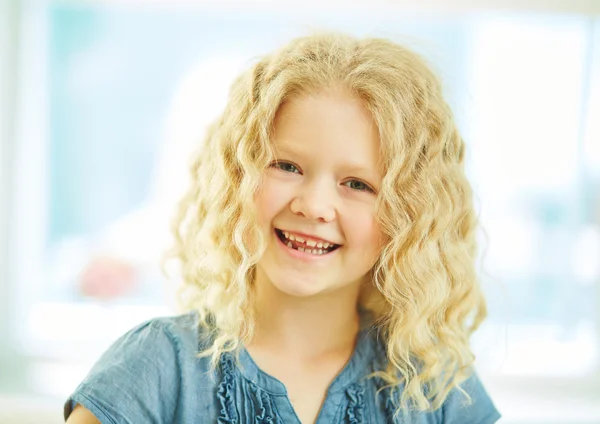 Schattig meisje op zoek op camera — Stockfoto