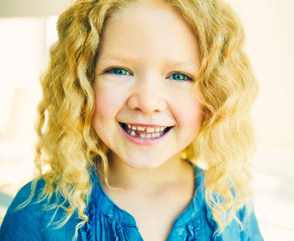 Girl looking at camera — Stock Photo, Image