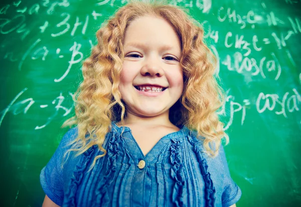 Schoolmeisje camera kijken — Stockfoto