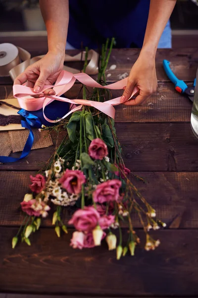 Manos femeninas haciendo un ramo — Foto de Stock