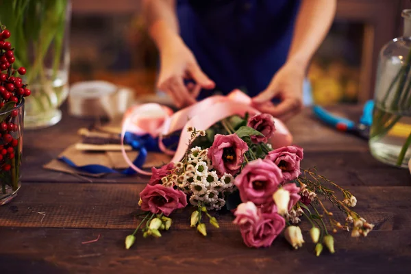 Manos femeninas haciendo un ramo — Foto de Stock