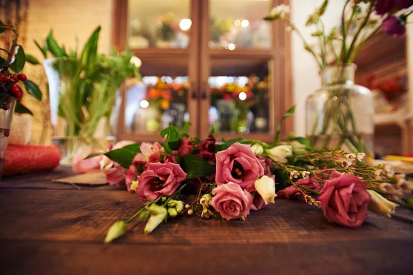 Ramo de rosas en mesa de floristería —  Fotos de Stock