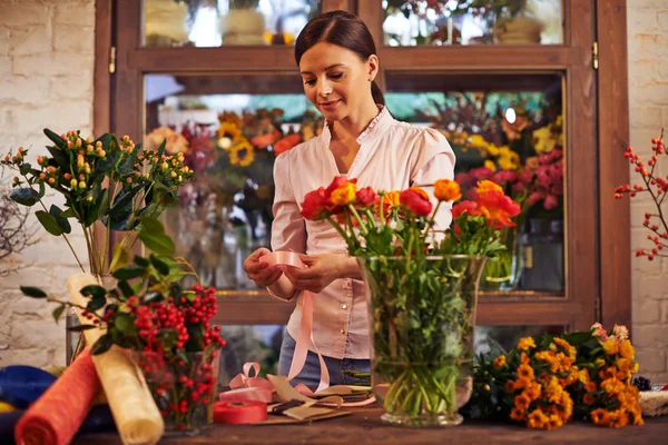 Meisje werken met bloemen — Stockfoto