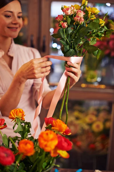 女性の作る花束 — ストック写真